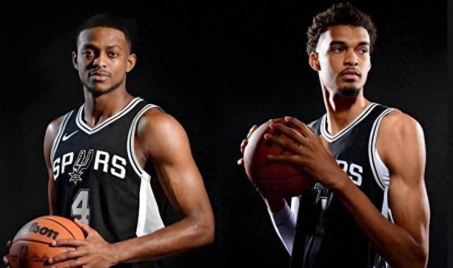 开云平台-守得云开见月明！这二人跟随球队沉浮5年不离不弃，如今彻底崛起