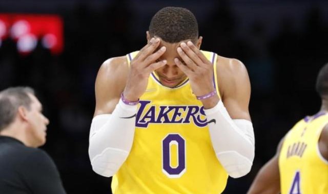 开云体育-13中1失误6次入账54万美元 韦少：要做更好的自己