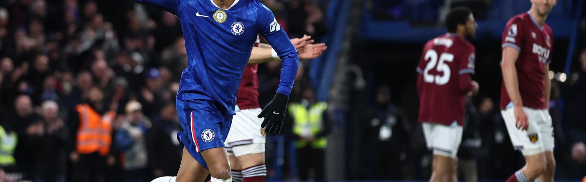 开云入口-佩德罗谈戴帽：这是梦幻般的夜晚 詹姆斯让我在球迷面前跳桑巴