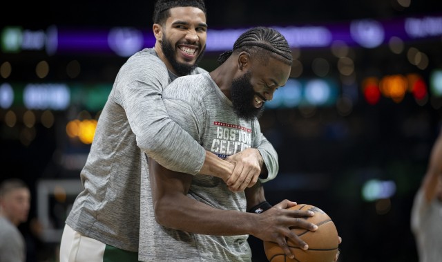 开云APP-小莫：之前还说绿军要拆队 但现在来看塔图姆复出他们有机会夺冠